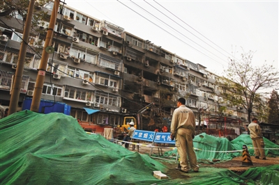 救援人員在現(xiàn)場(chǎng)排查。