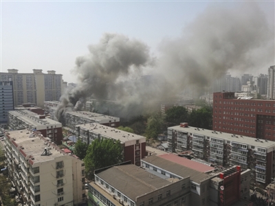 昨日，北京海淀區(qū)紅聯(lián)南村小區(qū)施工工地挖斷燃?xì)夤艿溃斐杀ㄒl(fā)居民樓火災(zāi)，致1死2傷，發(fā)生爆炸起火現(xiàn)場(chǎng)濃煙滾滾。CICPHOTO/總匯 攝