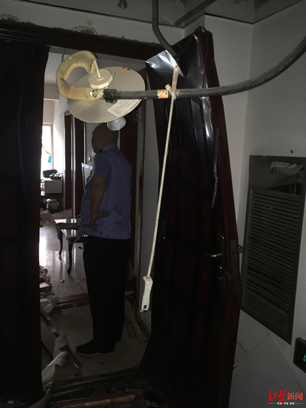 小區(qū)住戶屋內(nèi)爆炸，防盜門整體已經(jīng)彎曲